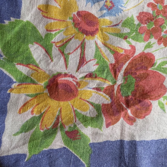 Vintage linen flowered tablecloth 50x64 - Picture 10 of 11